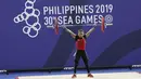 Lifter Lisa Setiawati melakukan angkatan pada SEA Games 2019 cabang angkat besi nomor 45 kg di Stadion Rizal Memorial, Manila, Minggu (1/12). Dirinya meraih perak dengan total angkatan 169 kg. (Bola.com/M Iqbal Ichsan)