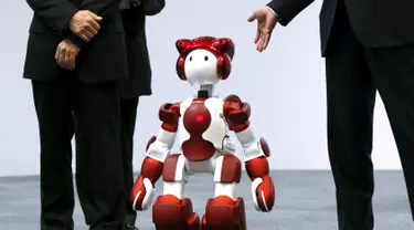 Hitachi Ltd memperkenalkan Robot humanoid 'EMIEW 3' dipertunjukan di Tokyo, Jepang, (8/4). Robot ini dikembangkan untuk memberikan layanan dan bimbingan yang diperlukan di toko-toko dan fasilitas umum. (REUTERS/Issei Kato)