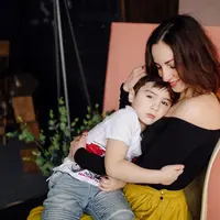 Jangan sampai salah asuh! Yuk, kita kenali perilaku anak manja dan cara untuk mengatasinya.  (Sumber: Freepik/bristekjegor).