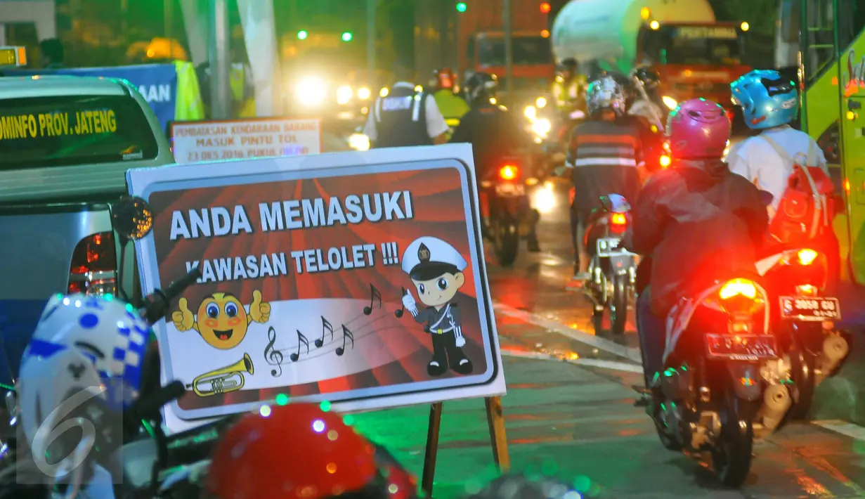 Sebuah plang bertuliskan kawasan telolet dipasang di jalur pantura Brebes, Jawa Tengah, Jumat (23/12). Demam Telolet yang saat ini sedang membuming membuat petugas kepolisian setempat memasang Papan tersebut. (Liputan6.com/Angga Yuniar)
