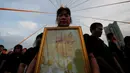 Warga membawa foto Raja Thailand, Bhumibol Adulyadej saat merayakan HUT terakhir almarhum di atas Jembatan Bhumibol, Bangkok, Thailand, Senin (5/12). Raja Bhumibol meninggal di usia 88 tahun. (REUTERS/Jorge Silva)