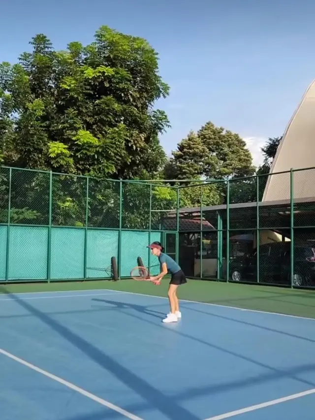 Yuni Shara Belajar Tenis di Usia 50 Tahun