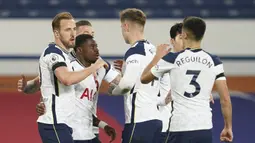 Para pemain Tottenham Hotspur merayakan gol pertama ke gawang Everton yang dicetak striker Harry Kane (kiri) dalam laga lanjutan Liga Inggris 2020/2021 pekan ke-32 di Goodison park, Liverpool, Jumat (16/4/2021). Tottenham bermain imbang 2-2 dengan Everton. (AP/Jon Super/Pool)