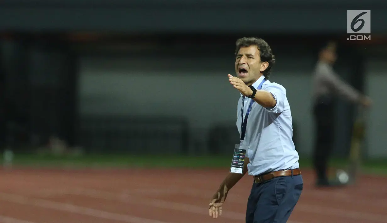 Pelatih Timnas Indonesia, Luis Milla memberi arahan saat laga melawan Guyana pada laga persahabatan di Stadion Patriot Candrabhaga, Bekasi, Sabtu (25/11). Indonesia unggul 2-1. (Liputan6.com/Helmi Fithriansyah)