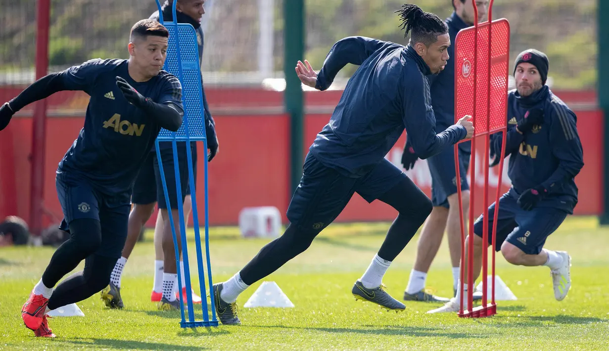 Pemain Manchester United (MU) Marcos Rojo (kiri) bersama Chris Smalling (tengah) dan Juan Mata (kanan) saat berlatih jelang menghadapi Barcelona pada leg pertama perempat final Liga Champions 2018/2019 di Aon Training Complex, Manchester,Inggris, Selasa (9/4). (Ian Hodgson/PA via AP)