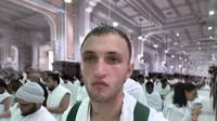 Anwar Hadid menjalani umrah di Makkah. (dok. Instagram @anwarhadid/https://www.instagram.com/p/C4mJDuFrg2y/?hl=en&img_index=1/Dinny Mutiah)