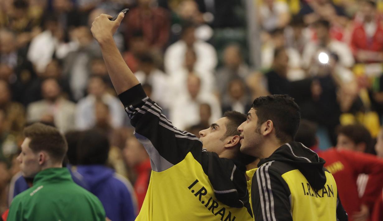 Dua atlet asal Iran berfoto bersama jelang pembukaan Kejuaraan Dunia Karate Junior, Cadet dan U-21 di Indonesia Convetion Exhibition (ICE), Bumi Serpong Damai, Tangerang, Kamis (12/11/2015). (Bola.com/Vitalis Yogi Trisna)