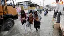 Banjir yang melanda tempat ini disebabkan karena kali Karang Tengah tak mampu menampung air yang melalui sungai. Akibatnya jalan raya pun tergenang air (Liputan6.com/Andrian M Tunay)