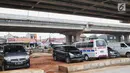 Ambulans dan beberapa mobil terparkir di bawah kolong tol Becakayu Kalimalang, Jakarta Timur, Selasa (12/2). Sejumlah warga Cipinang Melayu, Makasar, menyalahgunakan lahan kosong di bawah Tol Becakayu untuk parkir liar. (Liputan6.com/Faizal Fanani)