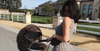Kylie Jenner mengunggah video Instastory yang menggemaskan. (instagram/kyliejenner)