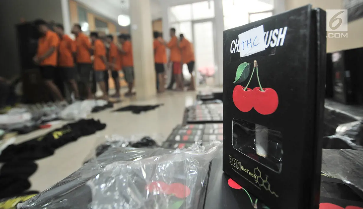 Barang bukti dalam pengungkapan kasus pabrik pembuatan liquid vape narkoba di Kelapa Gading, Jakarta, Rabu (31/10). Polisi berhasil meringkus 11 tersangka. (Merdeka.com/Iqbal Nugroho)