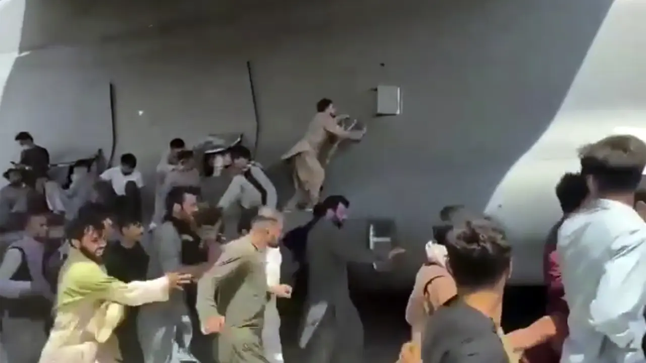 Momen Warga Afghanistan Rebutan Naik Pesawat Militer AS