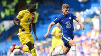 Timo Werner coba gocek pemain Crystal Palace saat melawan Chelsa (AFP)