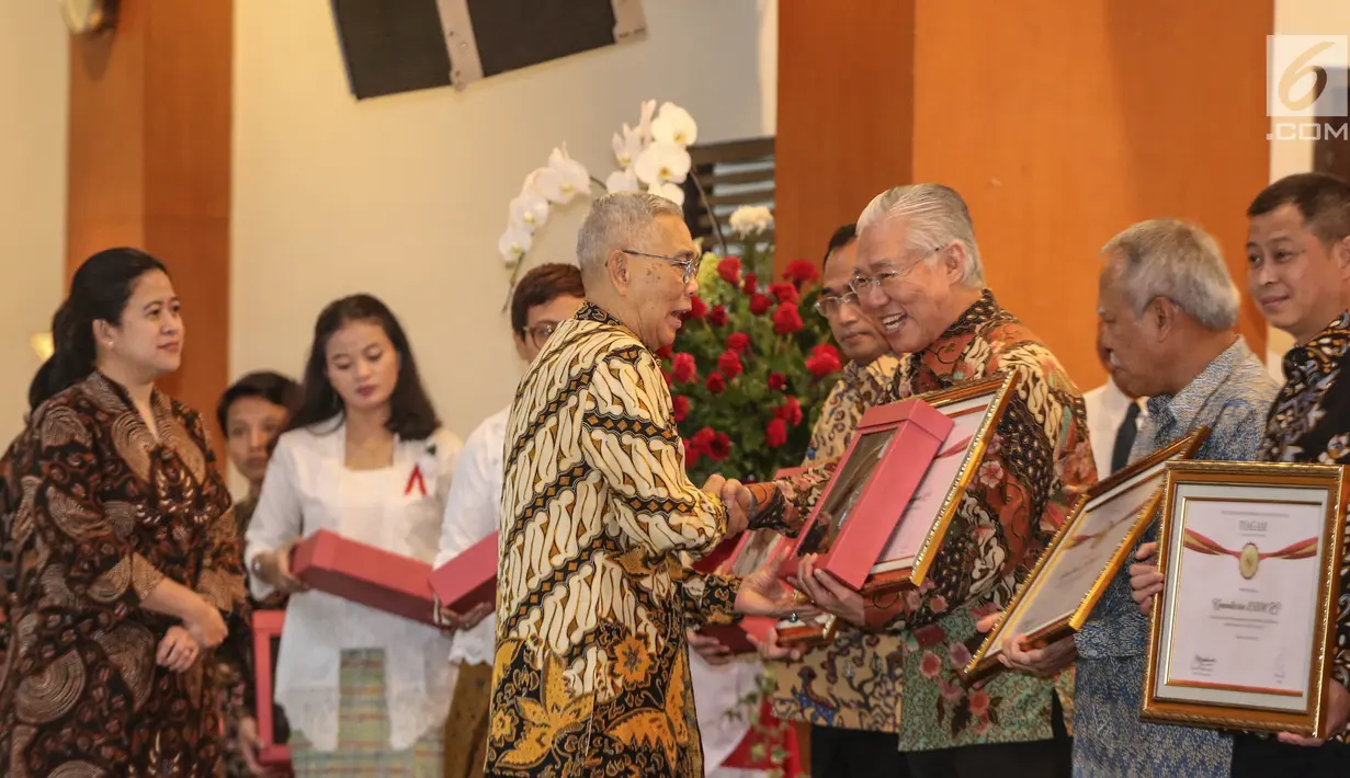 Wapres RI ke-6, Try Sutrisno memberi penghargaan Prestasi Penyelenggaraan Lebaran 2017 kepada Menteri Perdagangan, Enggartiasto Lukita di Jakarta, Selasa (1/8). UKP-PIP memberi penghargaan kepada 15 instansi pemerintah. (Liputan6.com/Faizal Fanani)