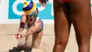 Lynne Beattie dari Skotlandia berusaha mengembalikan bola saat berhadapan dengan tim Grenada selama pertandingan voli pantai wanita Commonwealth Games 2018 di Pantai Coolangatta di Gold Coast, Australia (6/4). (AFP Photo/William West)