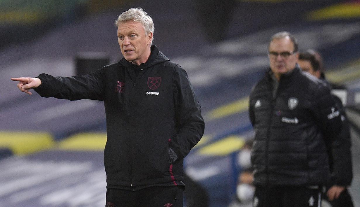 Manajer West Ham United, David Moyes, memberi instruksi kepada para pemainnya dalam laga lanjutan Liga Inggris 2020/21 pekan ke-12 melawan Leeds United di Elland Road Stadium, Leeds, Jumat (11/12/2020). West Ham United menang 2-1 atas Leeds United (AFP/Oli Scarff/Pool)