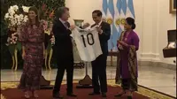Presiden Argentina memberikan jersey bernomor punggung 10 kepada Presiden Jokowi. (Merdeka.com)