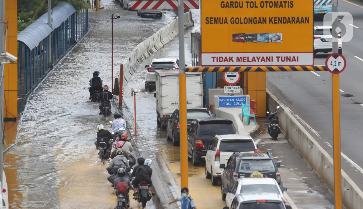 Sejumlah kendaraan melintasi Gerbang Tol Karang Tengah Barat 2 yang masih terendam banjir, Tangerang, Banten, Kamis (2/1/2020). Banjir setinggi betis orang dewasa masih menggenangi Gerbang Tol Karang Tengah Barat 2. (Liputan6.com/Angga Yuniar)