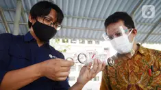 Peneliti dari LIPI Deni Shidqi menunjukan kendaraan berbahan bakar hidrogen (mobil hidrogen) atau Fuel Cell kepada anggota Komisi VII DPR, Tifatul Sembiring saat kunjungan ke Puspitek Serpong, Tangerang Selatan, Banten, Senin (14/12/2020). (merdeka.com/Dwi Narwoko)