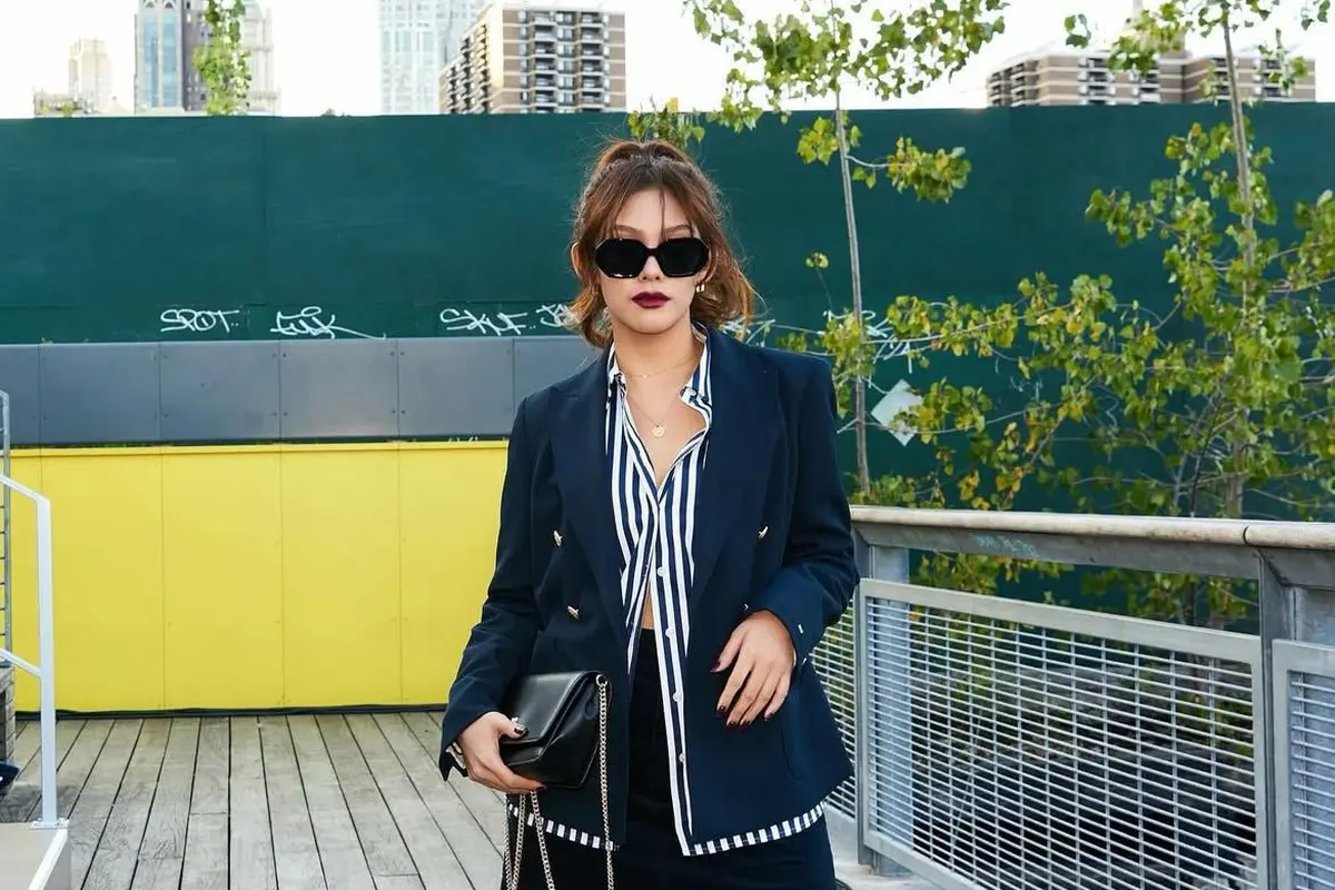 Mix & Match Korean Office Girl Look ala Vanesha Prescilla (Instagram/@vaneshaass)