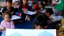 Anak-anak mengikuti lomba mewarnai burung garuda di Kampung Tematik Kampung Teras Pancasila, Karang Tengah, Tangerang, Banten, Rabu (1/6/2022). Kegiatan tersebut dilaksanakan dalam rangka memperingati hari lahirnya Pancasila bertujuan untuk memberikan wawasan dan pengetahuan tentang nilai-nilai Pancasila sejak dini. (Liputan6.com/Angga Yuniar)