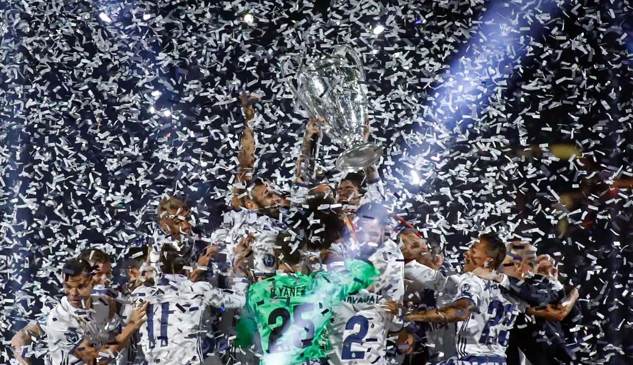 Pemain Real Madrid saat merayakan keberhasilan meraih gelar ke-12 Liga Champions di Stadion  Santiago Bernabeu, Madrid, Spanyol (04/06/2017). Real Madrid menjadi juara usai mengalahkan Juventus 4-1. (AFP/Oscar Del Pozo)
