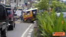 Citizen6, Medan: Sebuah angkot menaiki badan jalan yang ditumbuhi tanaman untuk menghindari kemacetan di jalan Jamin Ginting, Medan. (Pengirim: Deli Handoko)