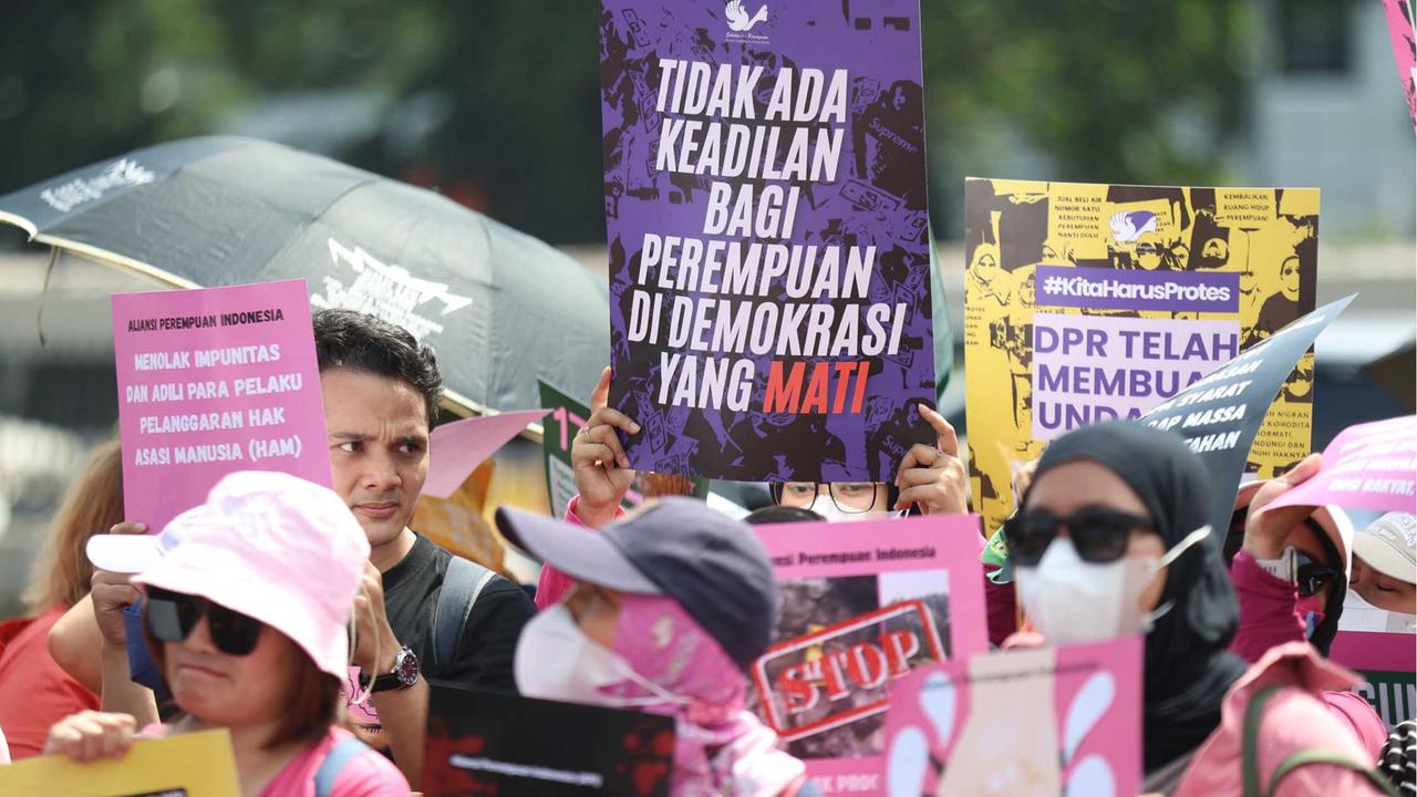 FOTO: Perempuan Turun ke Jalan, Suarakan Keadilan dan Hentikan Kekerasan