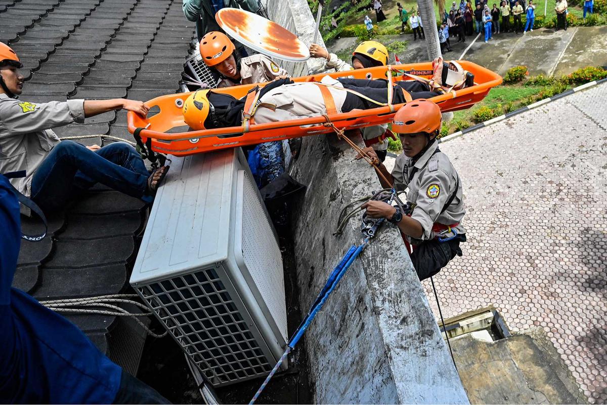 FOTO: Mahasiswa USK Latihan Penyelamatan Vertikal Hadapi Ancaman Gempa dan Tsunami