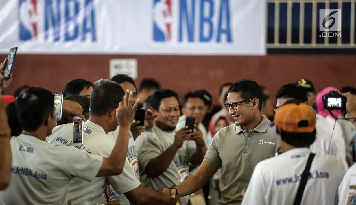 Wakil Gubernur DKI Jakarta Sandiaga Uno menyapa guru olahraga saat pembukaan pelatihan pendidikan basket di GOR Ciracas, Jakarta, Rabu (24/1). Diharapkan, antusiasme generasi muda Jakarta terhadap olahraga meningkat. (Liputan6.com/Faizal Fanani)