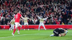 Pemain Nottingham Forest, Chris Wood, merayakan gol ke gawang Aston Villa dalam pertandingan leg pertama semifinal Liga Europa 2025/26 di The City Ground, Nottingham pada Jumat dini hari WIB. (David Davies/PA via AP)