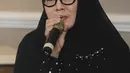 Peggy Melati Sukma saat mengisi acara di kawasan Mahakam, Kebayoran Baru, Jakarta, Rabu (22/2). Peggy mengenakan hijab berwarna hitam dengan sedikit pernik. (Liputan6.com/Herman Zakharia)