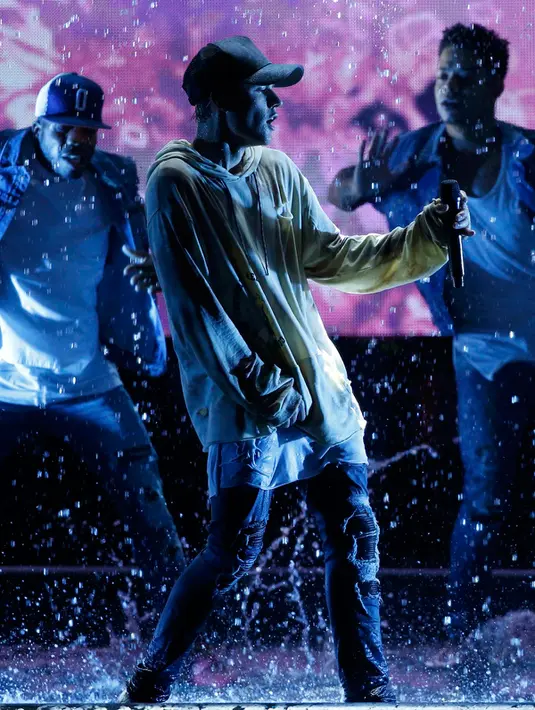 Aksi Justin Bieber saat menyanyikan lagu berjudul "Sorry" pada American Music Awards 2015 di Los Angeles, California (22/11). Album terbarunya Purpose mengalahkan album One Direction. (REUTERS/Mario Anzuoni)