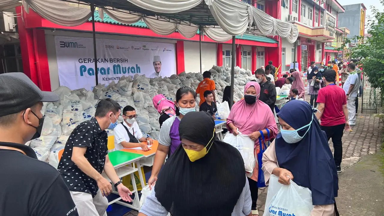 Pasar Murah BUMN ini menjual paket sembako murah (Istimewa)