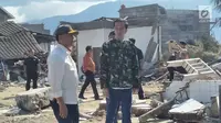 Presiden Joko Widodo (Jokowi) didampingi Menteri Koordinator Bidang Politik, Hukum,dan Keamanan Wiranto meninjau lokasi reruntuhan bangunan akibat gempa dan tsunami di Kota Palu, Sulawesi Tengah, Minggu (30/9). (Liputan6.com/Septian Deny)