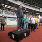 KEHORMATAN: Ketum PB PASI Luhut Binsar Pandjaitan menjadi starter dengan membunyikan pistol start final putri lari estafet 5x80 meter tingkat pelajar SMP pada hari penutupan Energen Champion SAC Indonesia 2022 - Yogyakarta Qualifiers di Stadion Mandala Krida, Minggu (23/10)./Ist