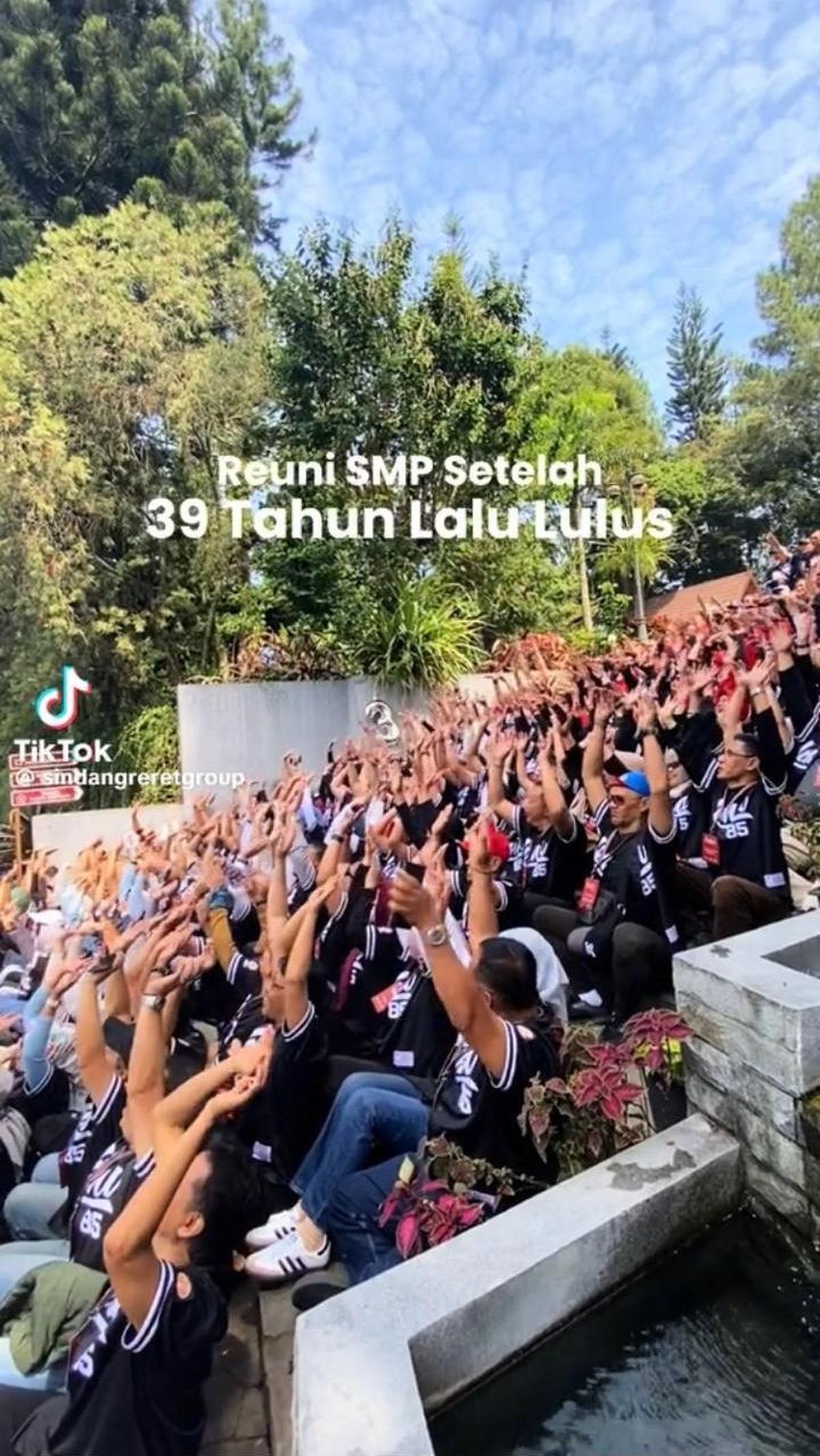 "Reuni SMP setelah 39 tahun lulus," itulah yang tertulis di awal video ini.