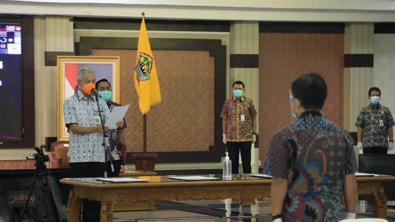 Gubernur Jateng Ganjar Pranowo saat mengambil sumpah sejumlah pejabat pemerintah provinsi Jateng. Foto : Felek Wahyu/Liputan6