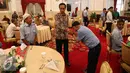 Presiden Joko Widodo bersalaman dengan supir taksi saat acara makan siang di Istana Negara, Jakarta, Selasa (1/9/2015). Setidaknya ada 100 para pekerja di sektor transportasi yang diundang dalam jamuan tersebut. (Liputan6.com/Faizal Fanani)