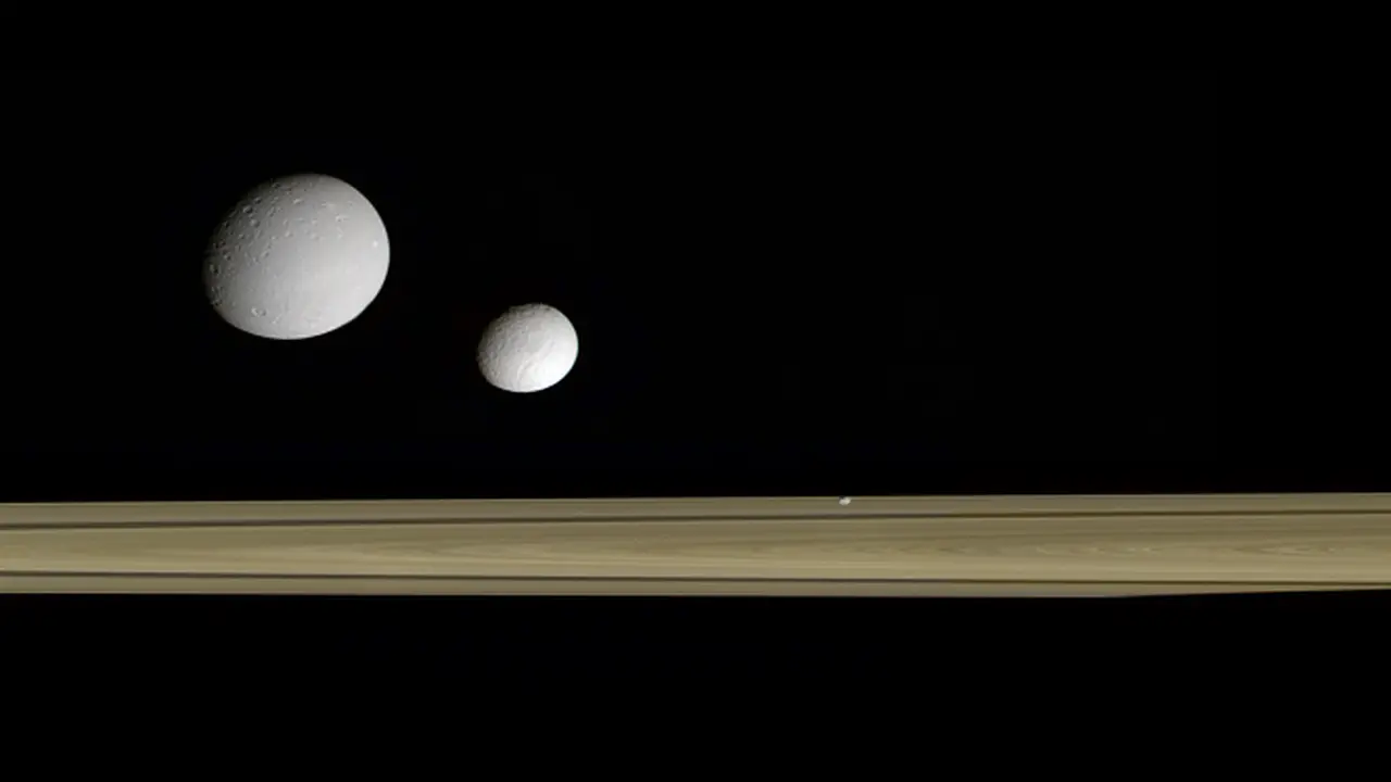 Encelandus dan Dione, Dua Bulan Cantik yang Mengitari Saturnus