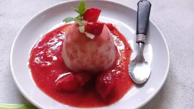 Puding tahusaus  strawberry