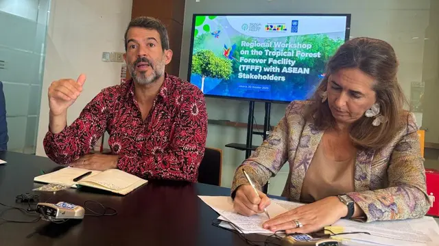 Penasihat Bidang Ekonomi pada Kementerian Lingkungan Hidup dan Perubahan Iklim Brasil Andre Aquino dan Resident Representative UNDP Indonesia Sara Ferrer Olivella saat memberikan pernyataan pers terkait Tropical Forest Forever Facility (TFFF) di Jakarta.