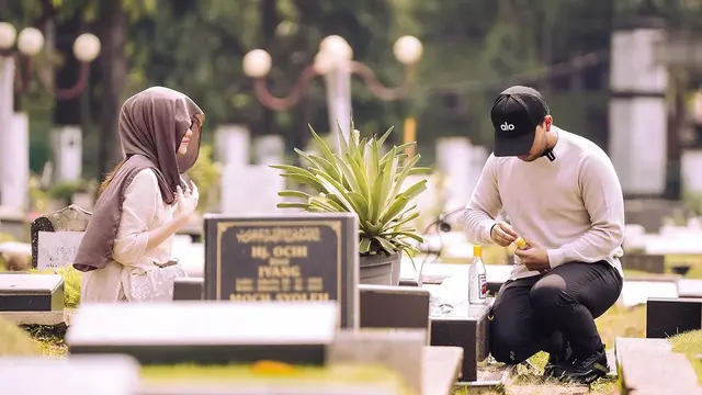 Potret Thariq Halilintar dan Aaliyah Massaid mengunjungi makam Adjie Massaid (Sumber: Instagram/@thariqhalilintar)