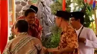 Perbedaan keyakinan tak membuat hubungan antarumat beragama ini berjarak.
