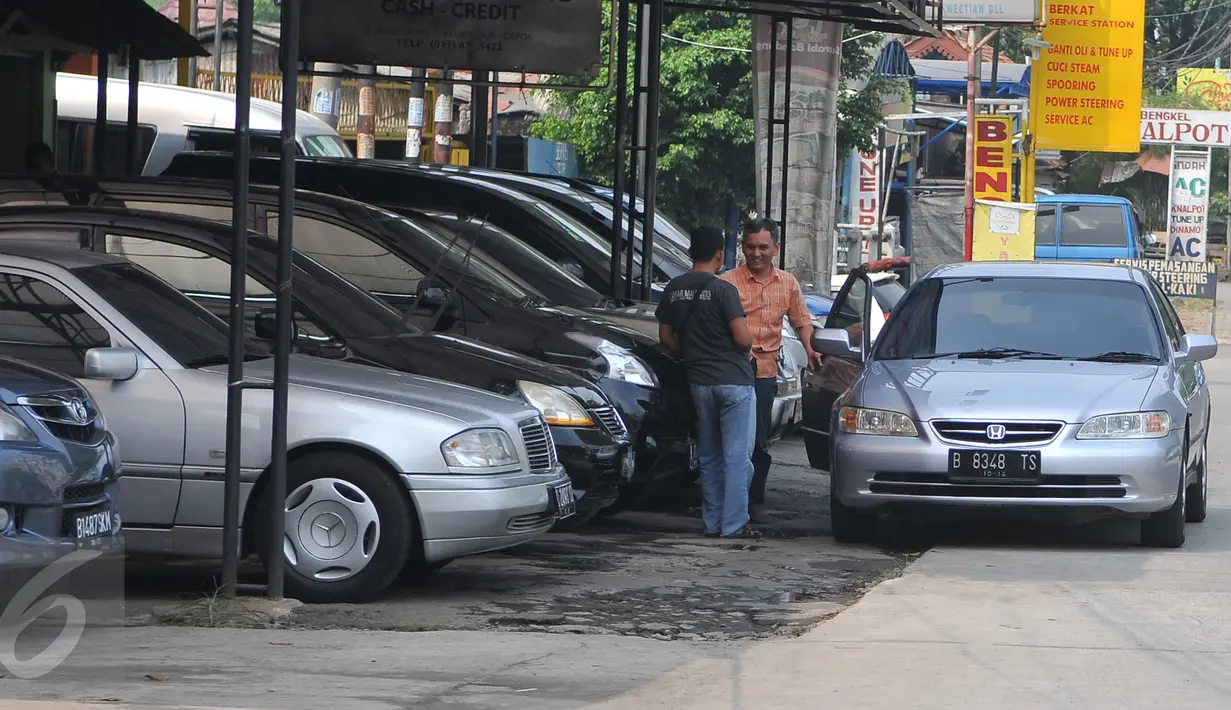 Aktivitas jual beli mobil di showroom penjualan mobil bekas di kawasan Depok, Rabu (1/7/2015). Menjelang Lebaran, tingkat penjualan mobil bekas hanya meningkat sekitar 10-15%. (Liputan6.com/Herman Zakharia)