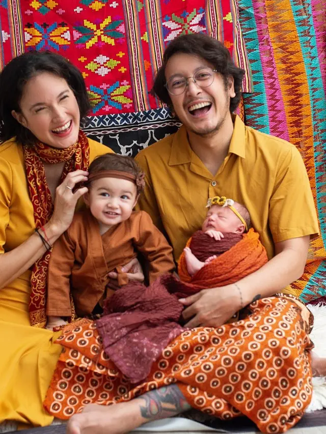 Tampil Kompak dan Penuh Makna, Gaya Keluarga Dimas Anggara dan Nadine Chandrawinata dalam Balutan Wastra