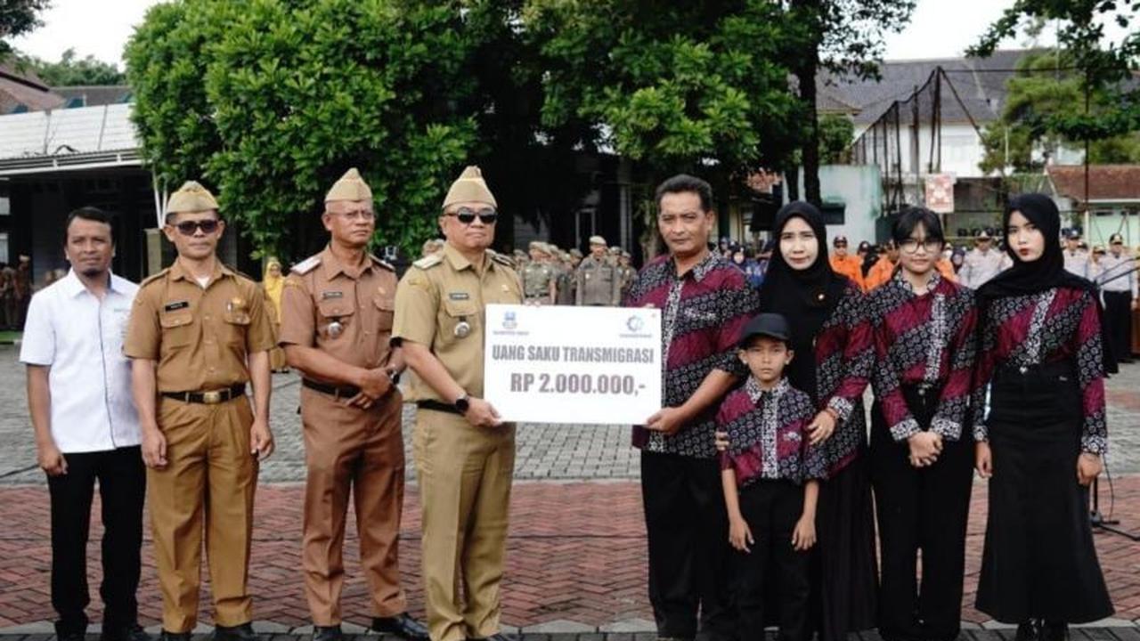 Pemkab Garut Berangkatkan Dua Keluarga Transmigrasi ke Sulawesi Barat, Buka Peluang Baru Pertanian