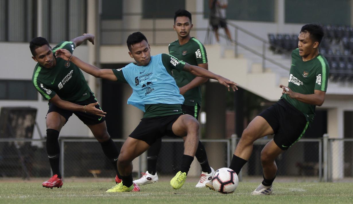 Pemain Timnas Indonesia U-22, Osvaldo Haay, berebut bola dengan Rachmat Irianto saat latihan di Lapangan G, Senayan, Jakarta, Sabtu (5/10). Latihan ini merupakan persiapan menjelang SEA Games 2019. (Bola.com/Yoppy Renato)