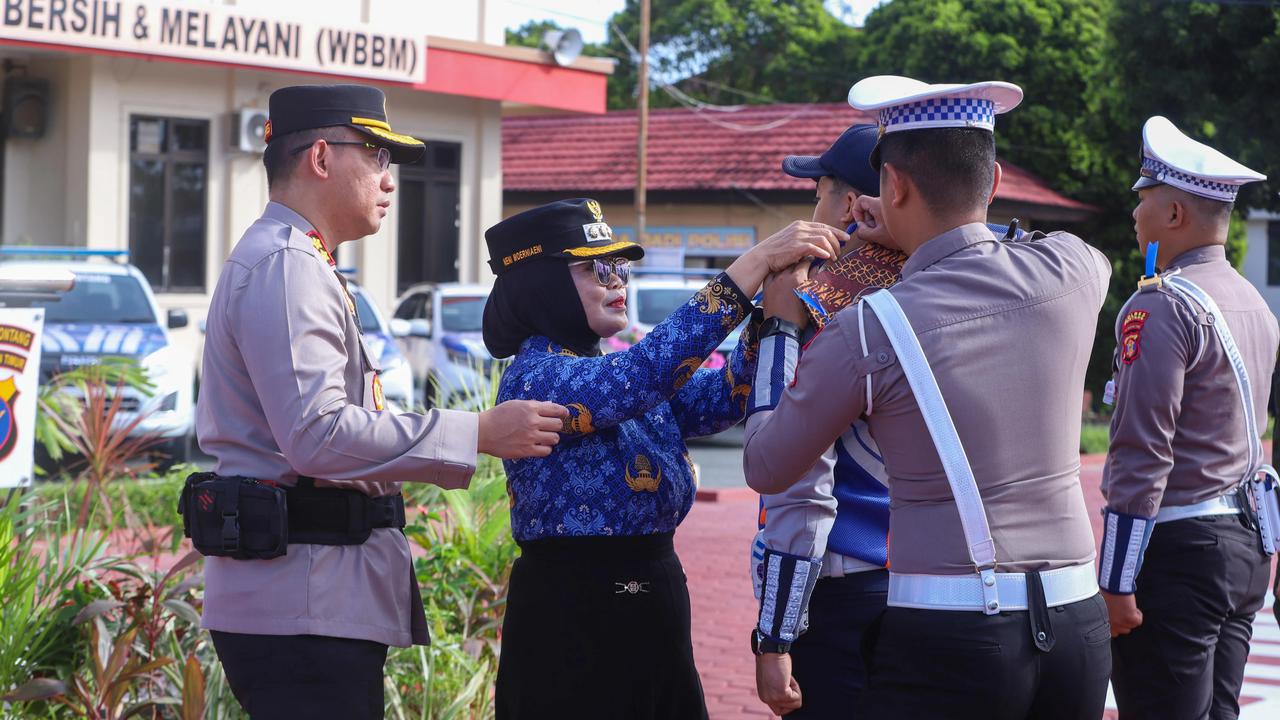 Wali Kota Bontang, Neni Moerniaeni, memimpin Apel Gelar Pasukan Operasi Zebra Mahakam 2025 di Halaman Polres Bontang