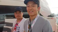 Mantan pebalap F1, Rio Haryanto, turut hadir menyaksikan balapan BSD Grad Prix yang berlangsung di Sirkuit Jalan Raya BSD, Minggu (20/8/2017). (Bola.com/Zulfirdaus Harahap)